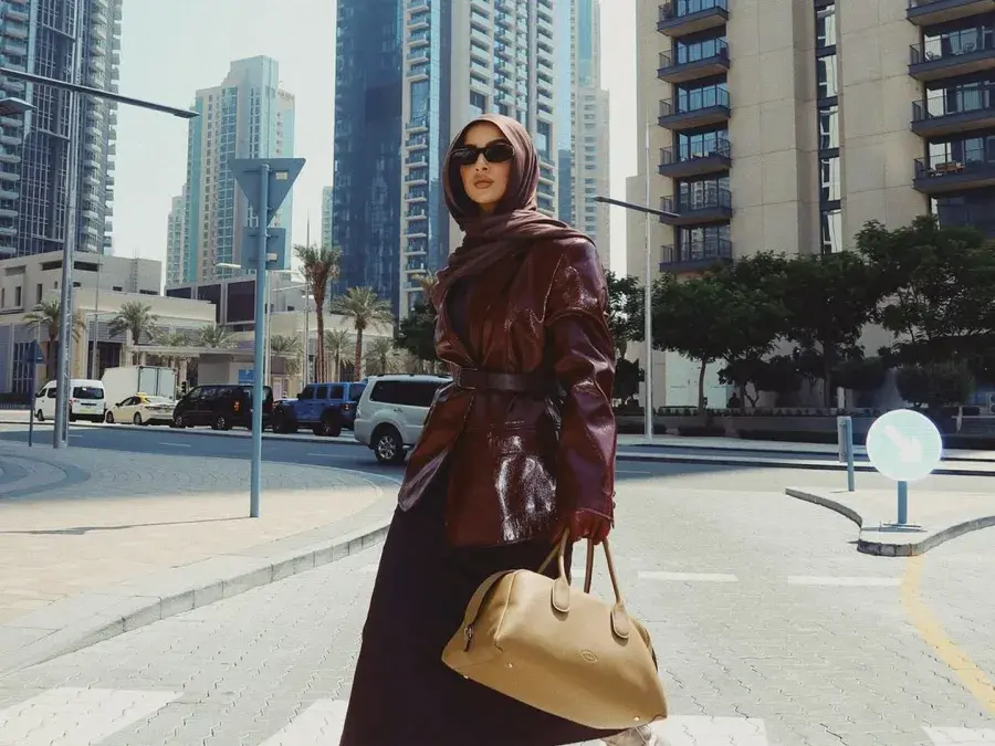 دليلك الكامل لتنسيق الجاكيت الجلد للمحجبات وطرق حفظه مثل مدونات الموضة