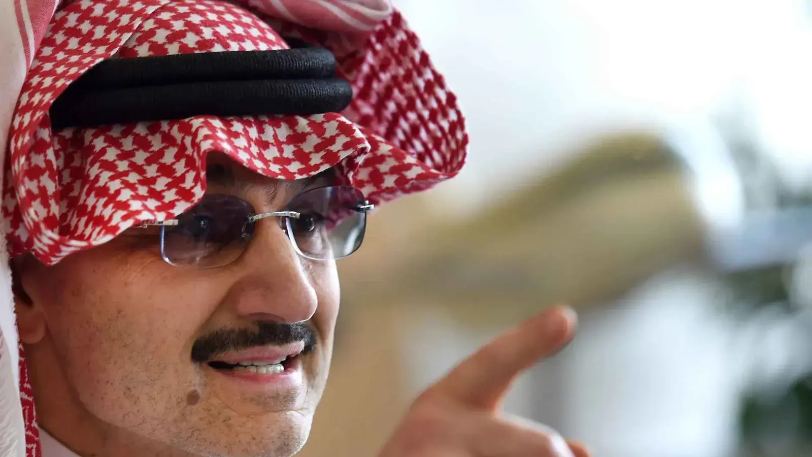 الوليد بن طلال يتصدر "الترند" بعد تحديه شاباً في الشارع
